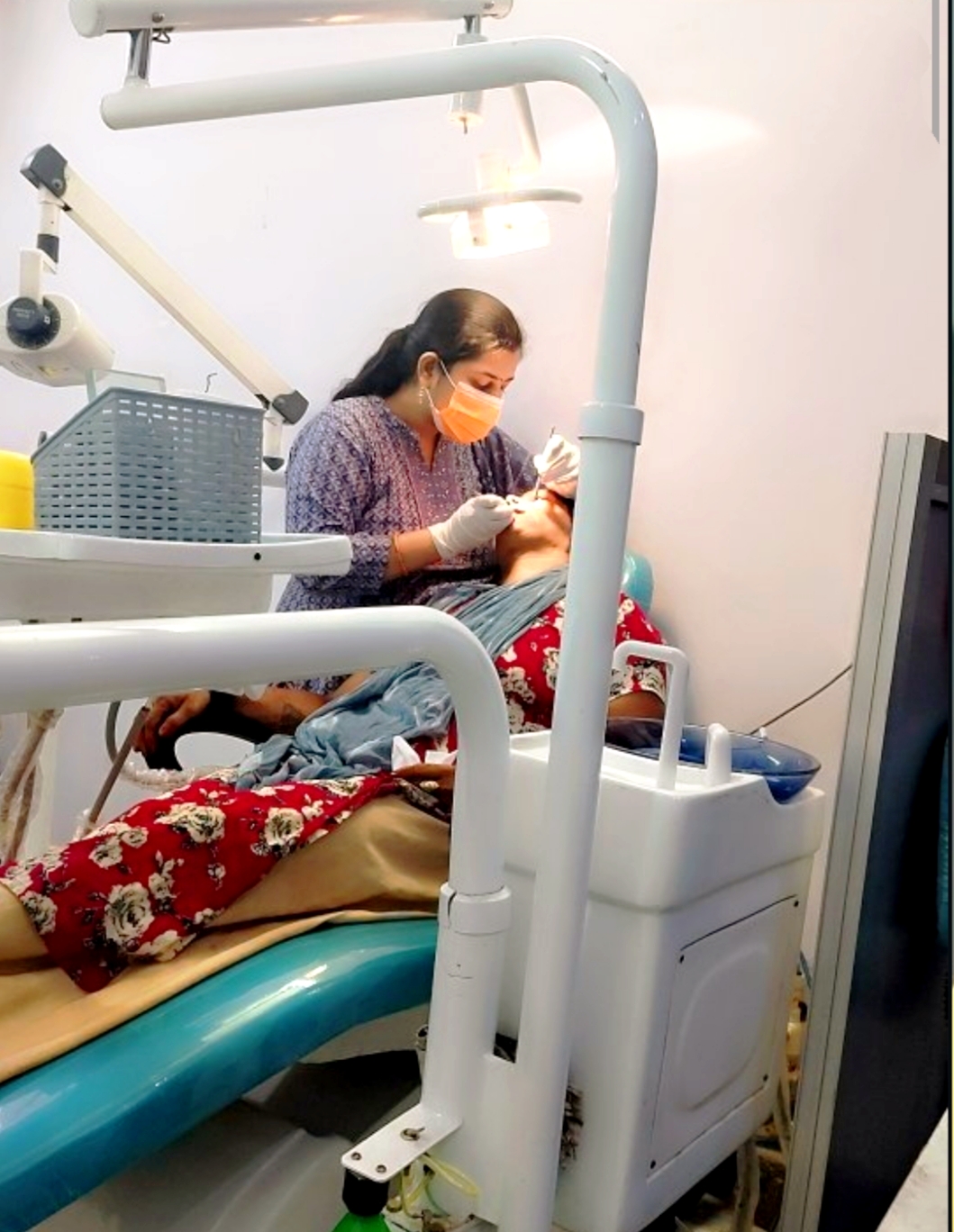 Dr. Somakshi Shukla treating a patient at Amravati Dental Clinic